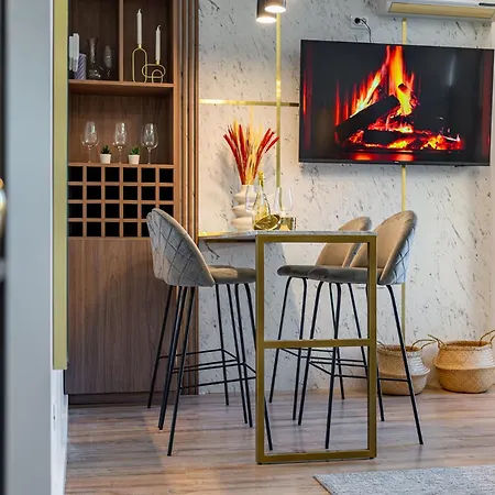 Appartement Golden View - Breathtaking Location - Center Boekarest