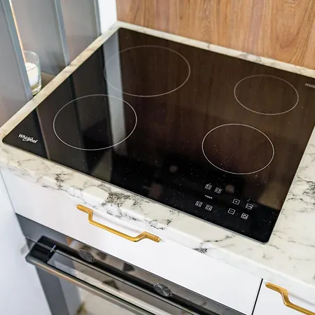 Golden View - Breathtaking Location - Center 아파트